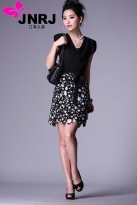 女裝市場(chǎng)全攻略 品牌、批發(fā)價(jià)格、樣品圖片與庫(kù)存尾貨解析